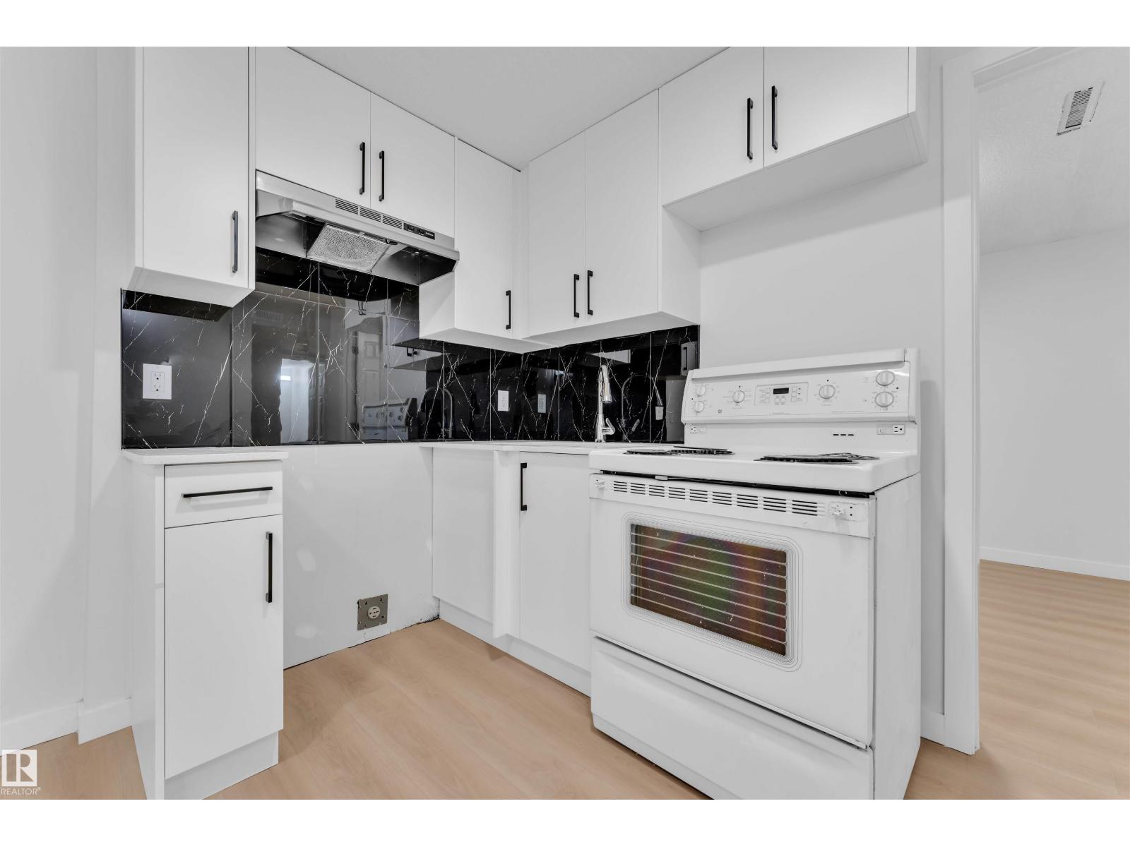 Photo 23 of 15965 110 B Av Nw, Edmonton AB