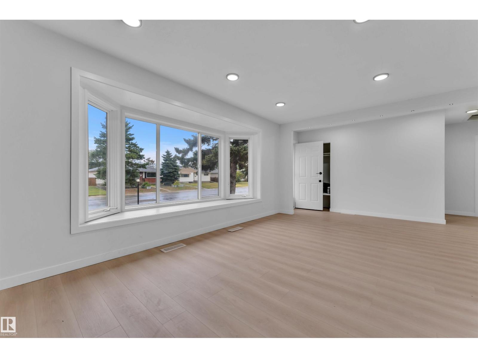 Photo 22 of 15965 110 B Av Nw, Edmonton AB