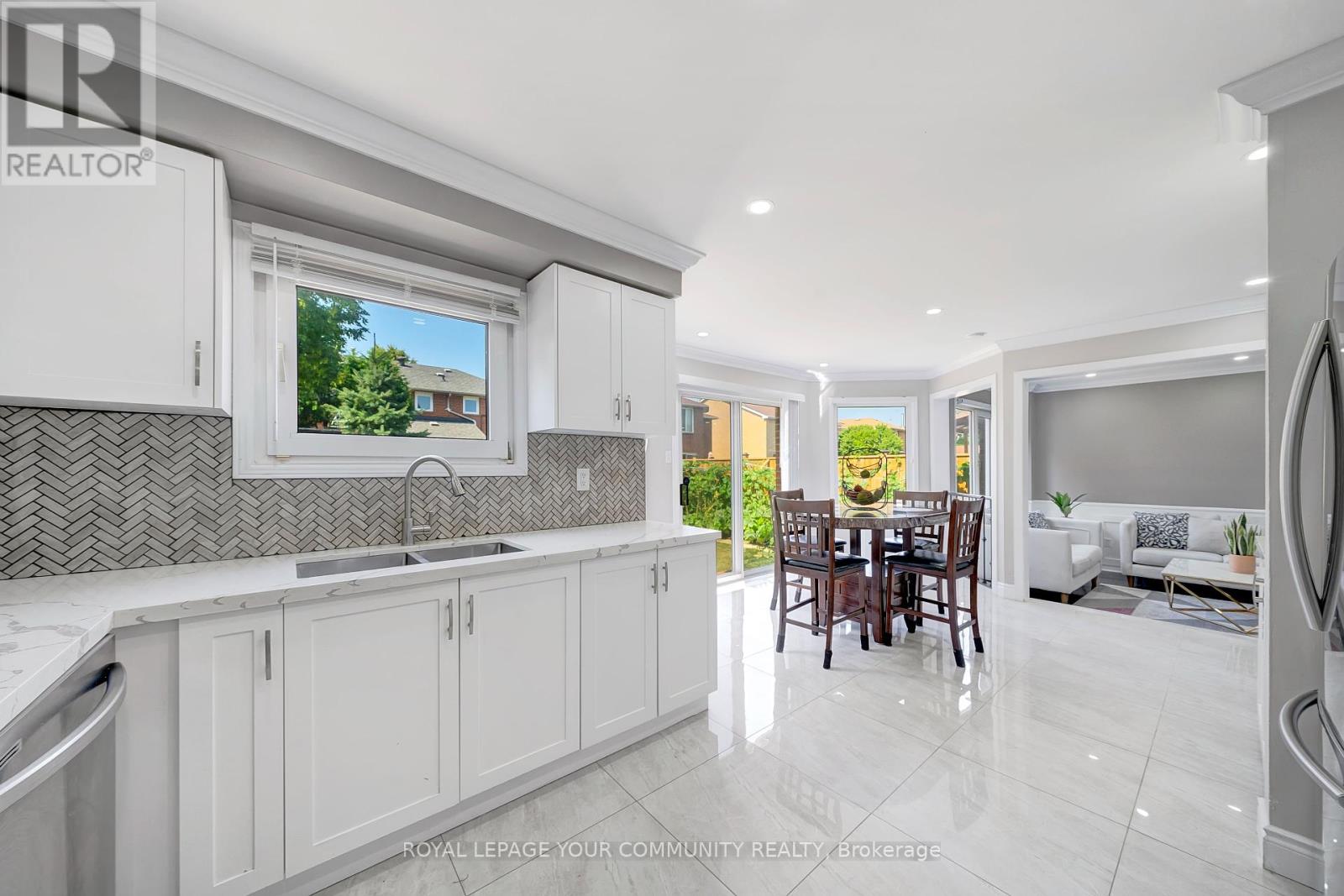 Photo 10 of 73 Peelton Heights Road, Brampton ON