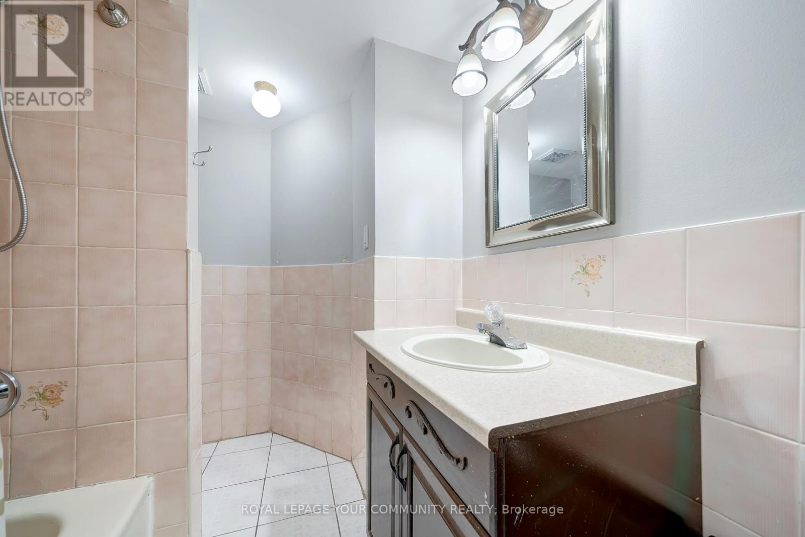 Photo 30 of 73 Peelton Heights Road, Brampton ON