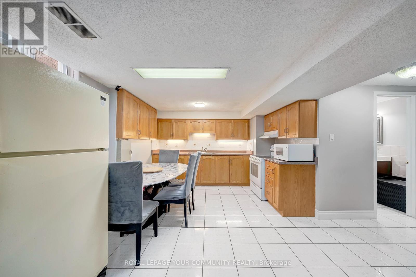 Photo 32 of 73 Peelton Heights Road, Brampton ON
