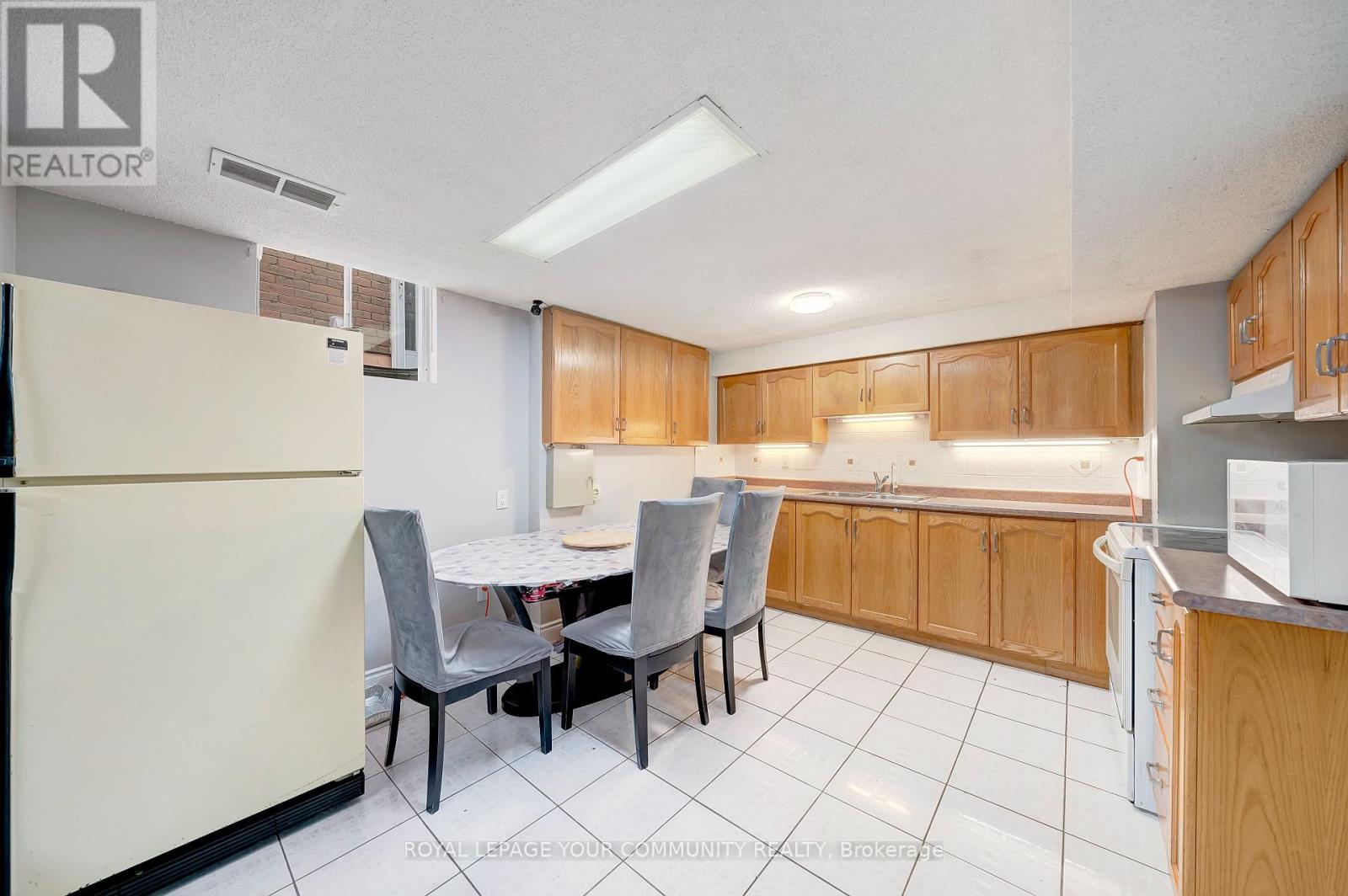 Photo 33 of 73 Peelton Heights Road, Brampton ON
