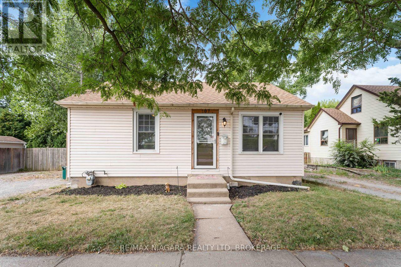 Photo 2 of 107 Oakdale Avenue, St Catharines ON