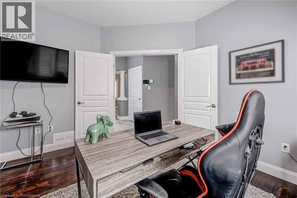 Photo 3 of 4401 Dennis Avenue, Beamsville ON