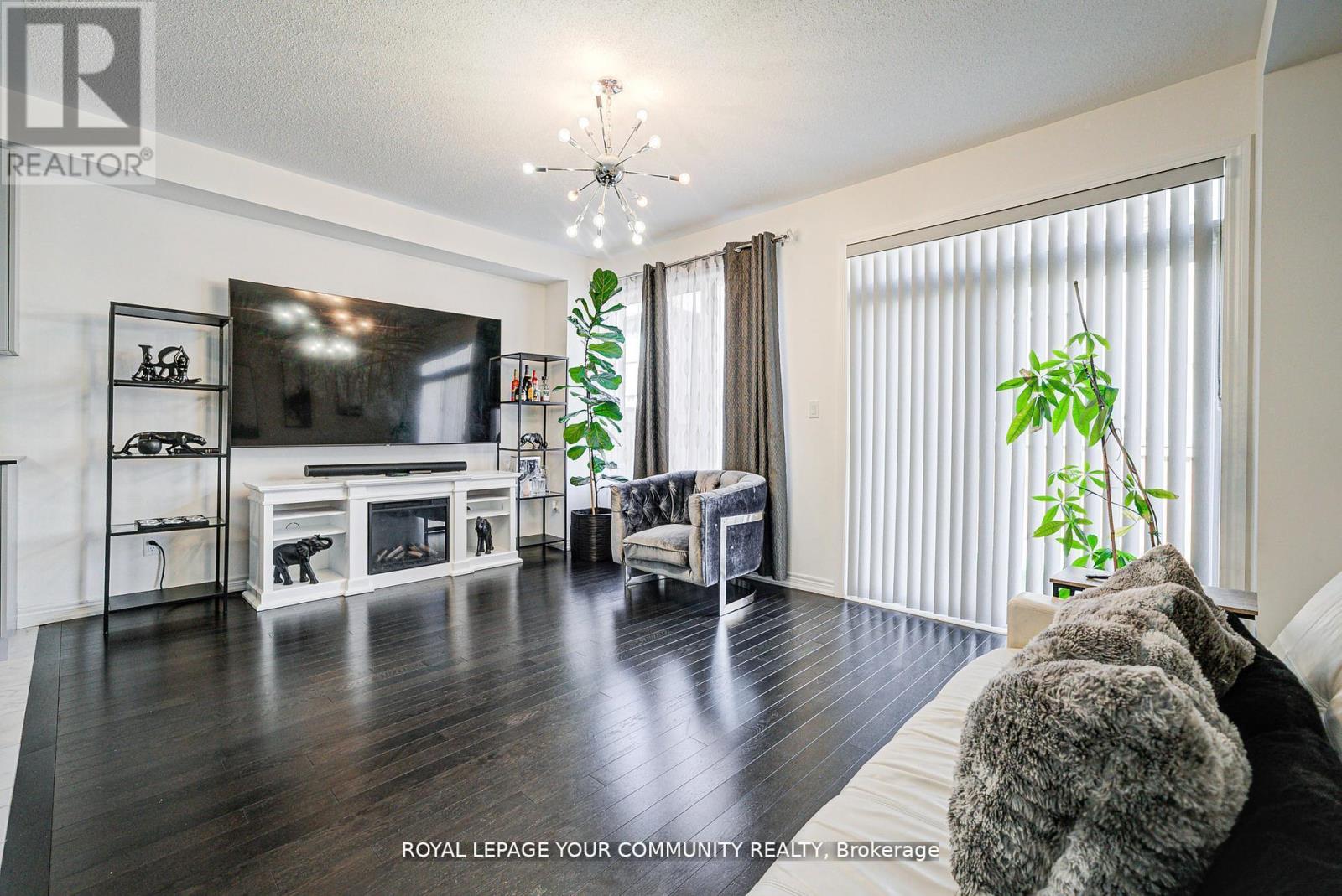 Photo 5 of 16 Angelfish Road, Brampton ON