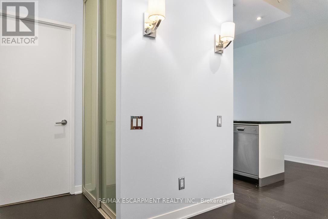 Photo 5 of 607 88 Park Lawn Road, Toronto ON