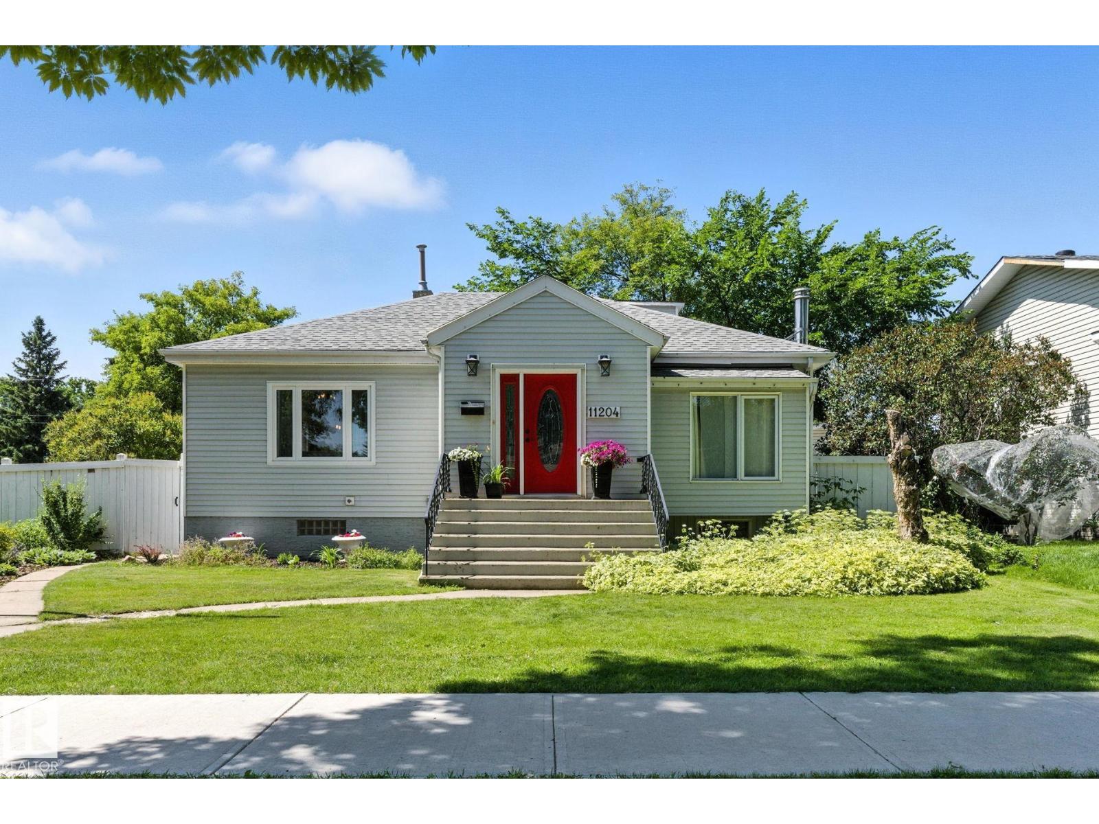 Photo 15 of 11204 61 St Nw, Edmonton AB