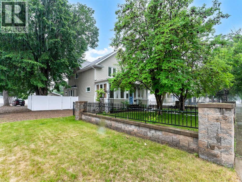 Photo 2 of 169 5 Street Se, Medicine Hat AB