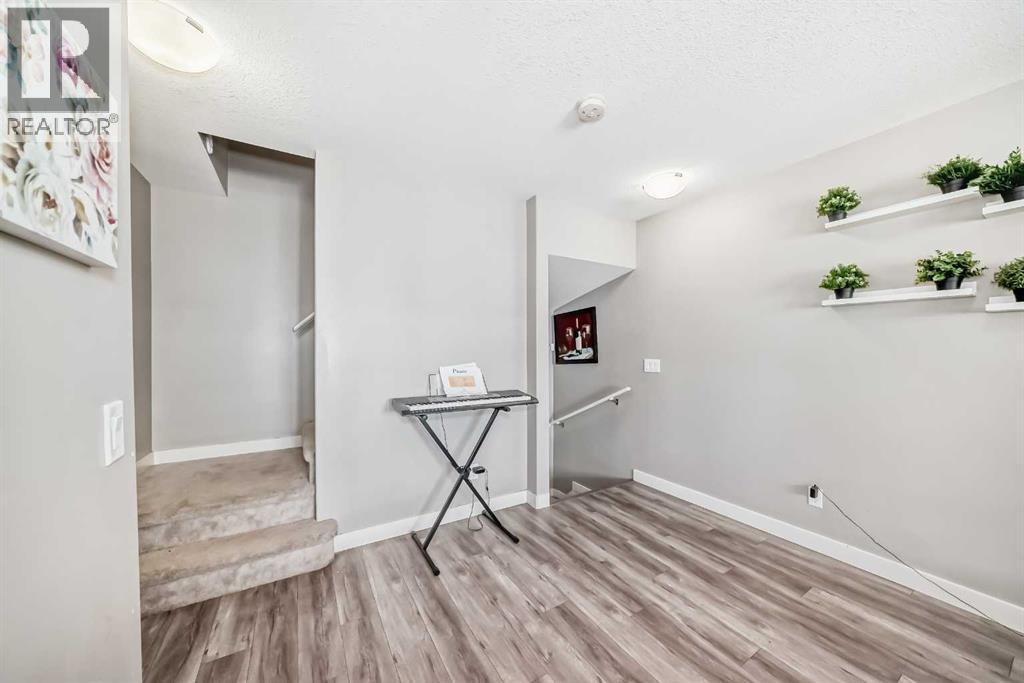 Single Family House for Sale in  Evanston Manor NW Evanston Calgary 