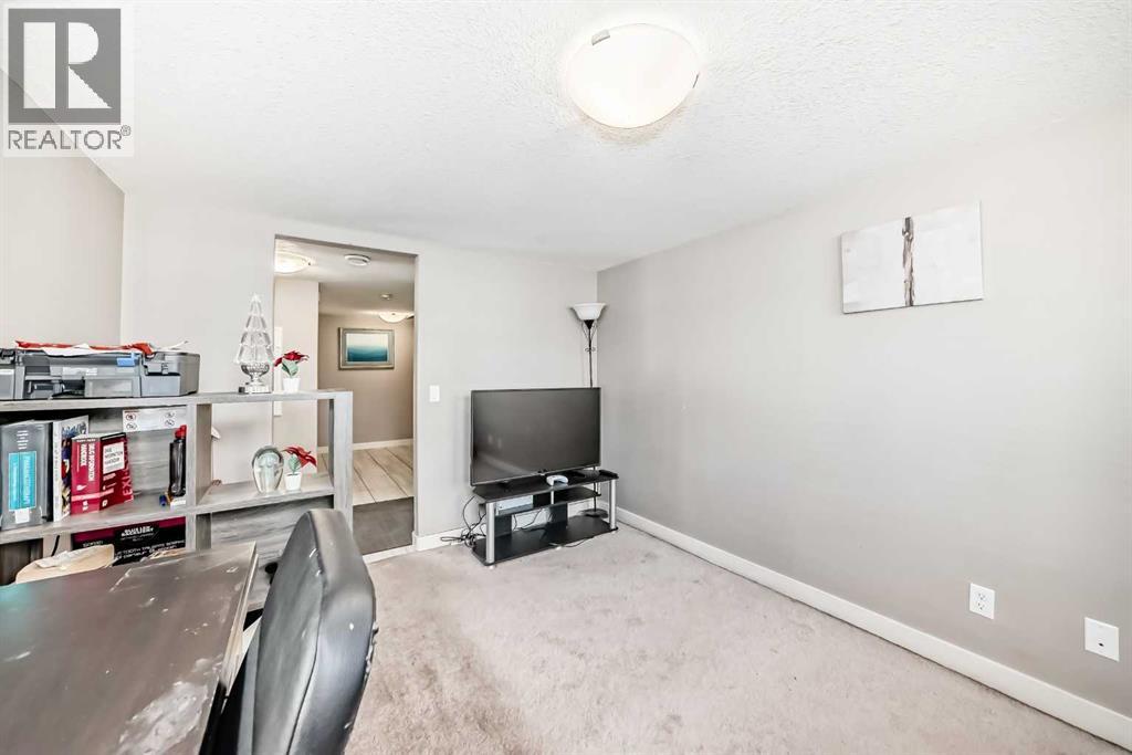 Single Family House for Sale in  Evanston Manor NW Evanston Calgary 