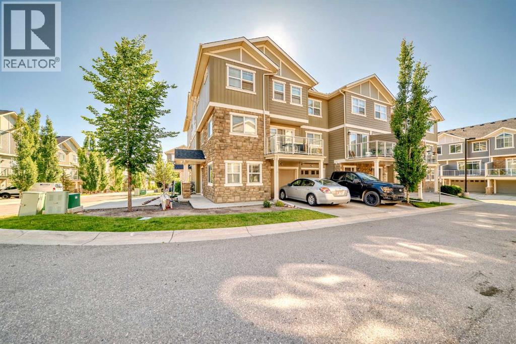 Single Family House for Sale in  Evanston Manor NW Evanston Calgary 
