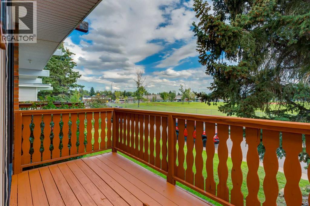 Single Family House Bi-level for Sale in  Silver Mead Road NW Silver Springs Calgary 