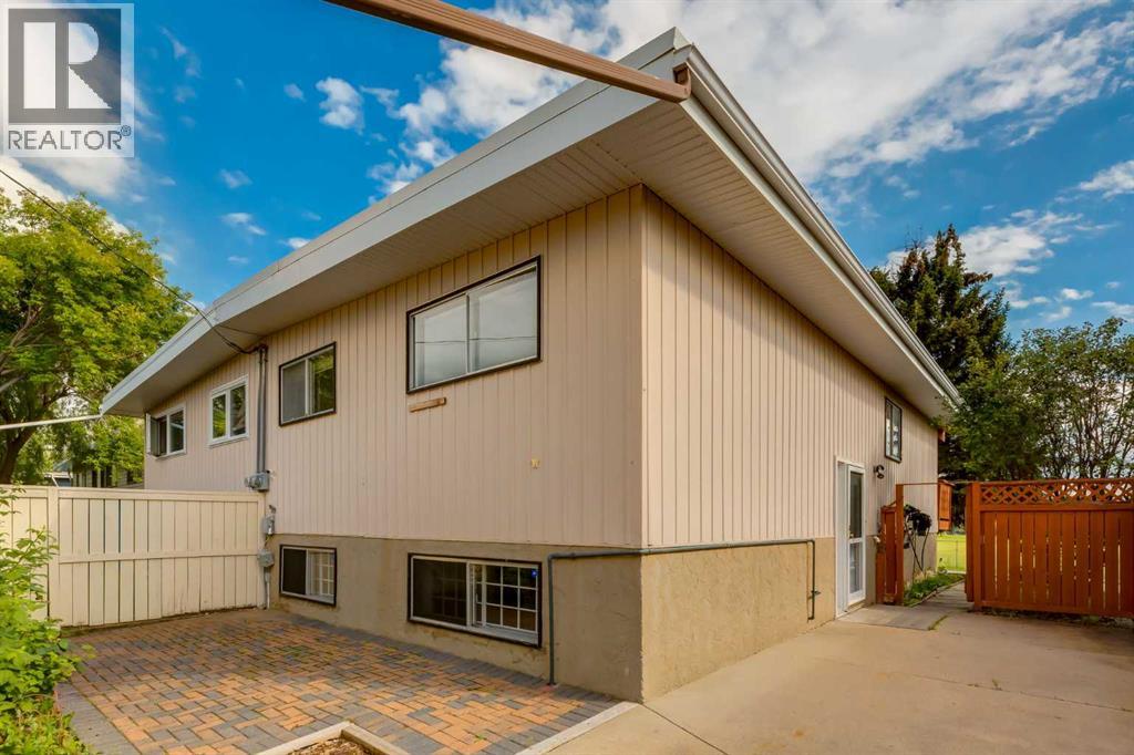 Single Family House Bi-level for Sale in  Silver Mead Road NW Silver Springs Calgary 