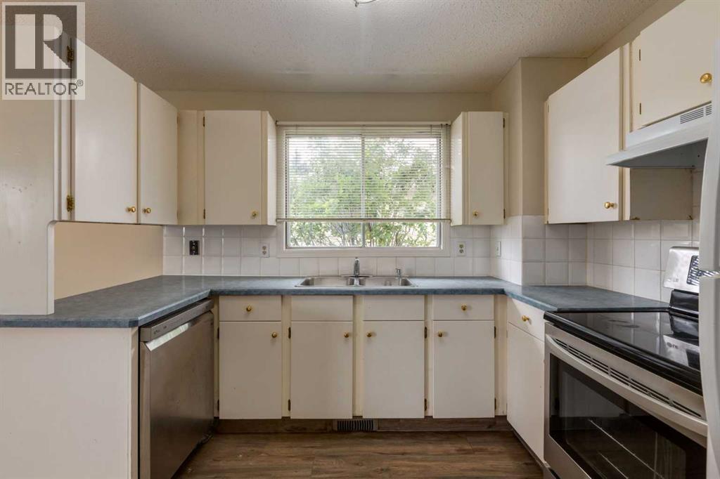 Single Family House Bi-level for Sale in  Silver Mead Road NW Silver Springs Calgary 
