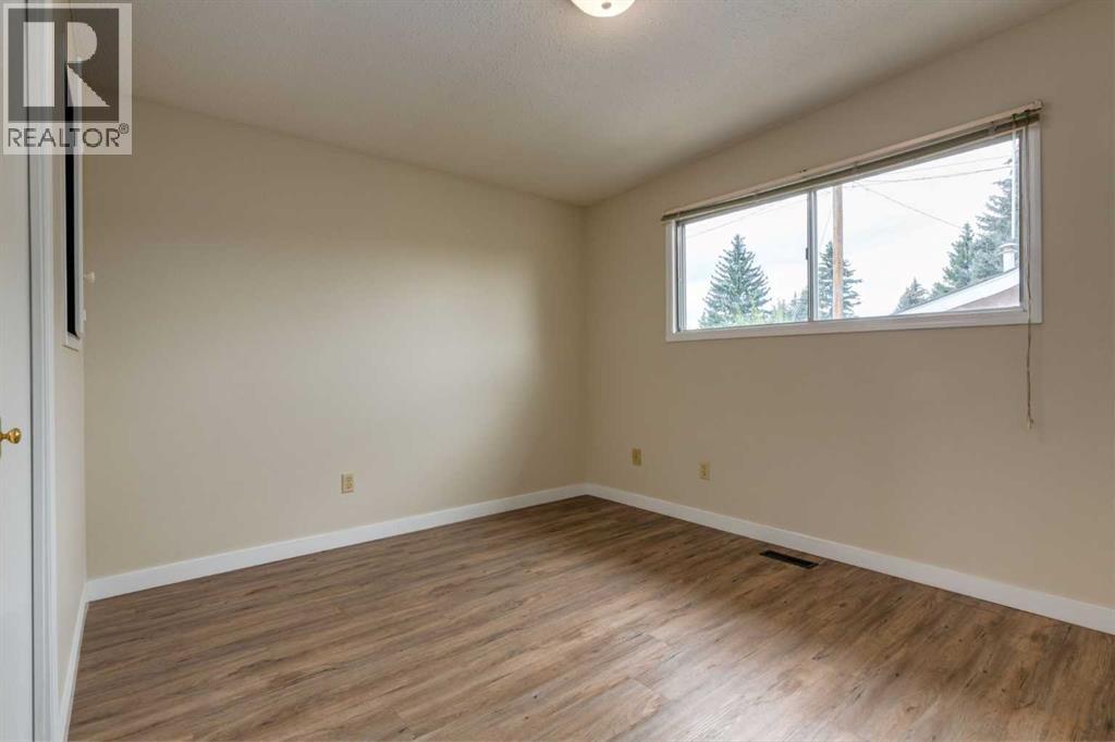 Single Family House Bi-level for Sale in  Silver Mead Road NW Silver Springs Calgary 