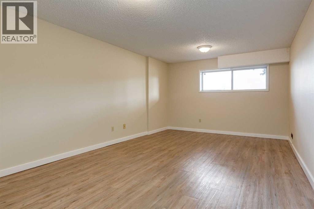 Single Family House Bi-level for Sale in  Silver Mead Road NW Silver Springs Calgary 