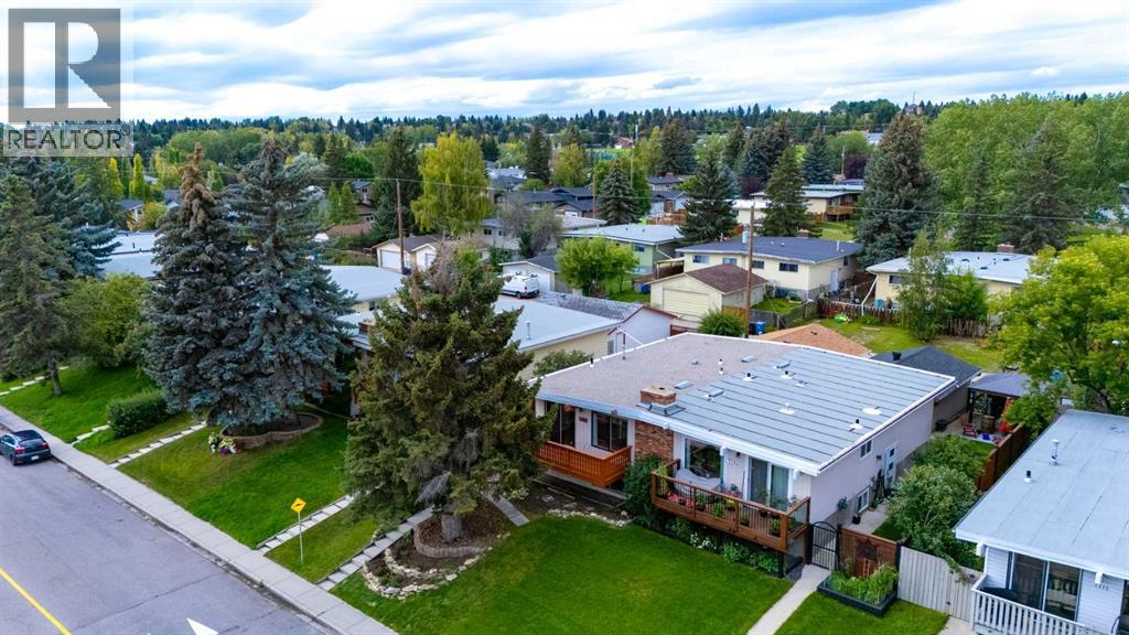 Single Family House Bi-level for Sale in  Silver Mead Road NW Silver Springs Calgary 