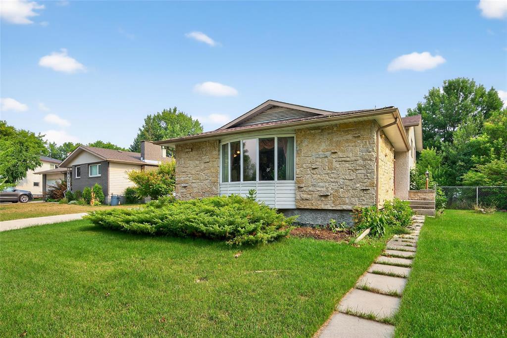 Photo 2 of 35 Martindale Place, Winnipeg MB