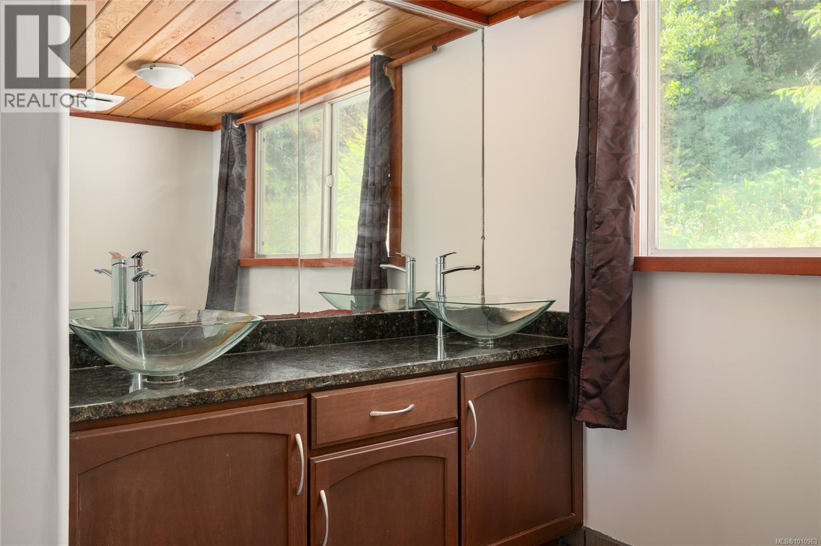 Photo 7 of 2031 Waring Rd, Nanaimo BC