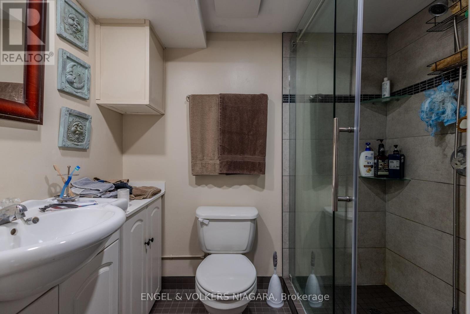 Photo 23 of 61 Hamilton Street E, St Catharines ON