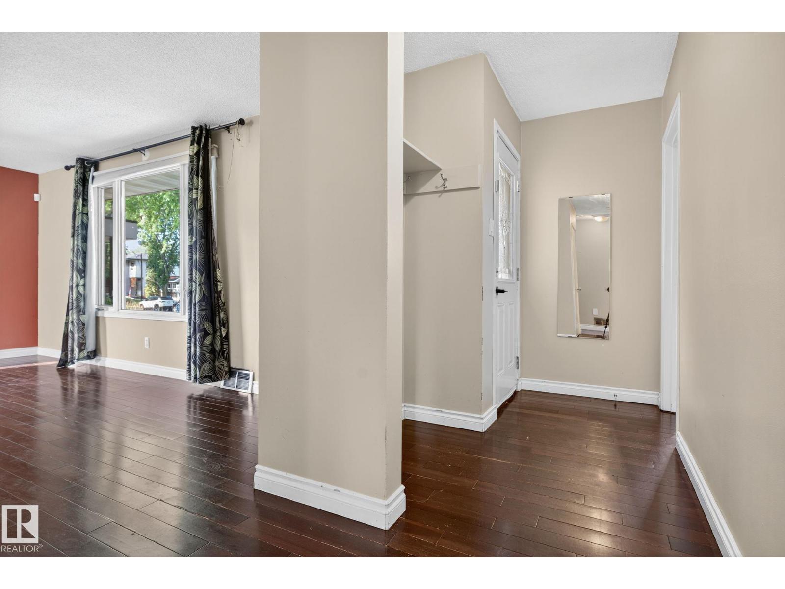 Photo 11 of 9239 148 St Nw, Edmonton AB