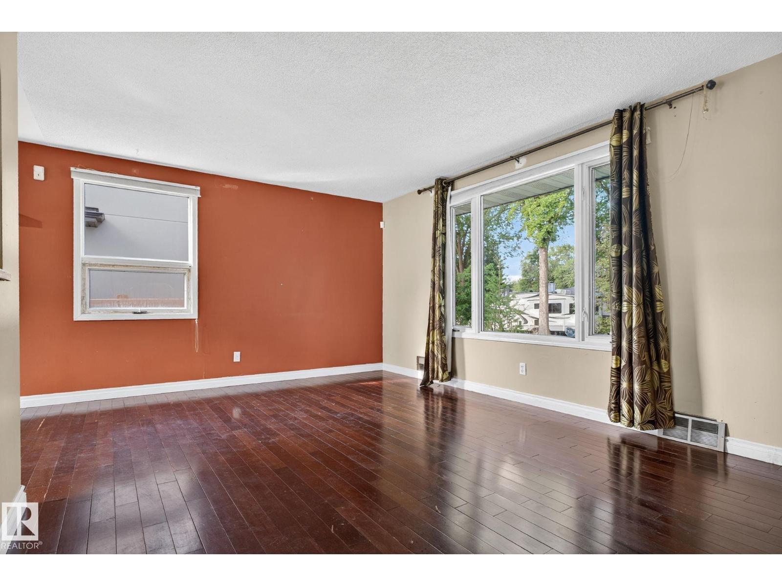 Photo 13 of 9239 148 St Nw, Edmonton AB