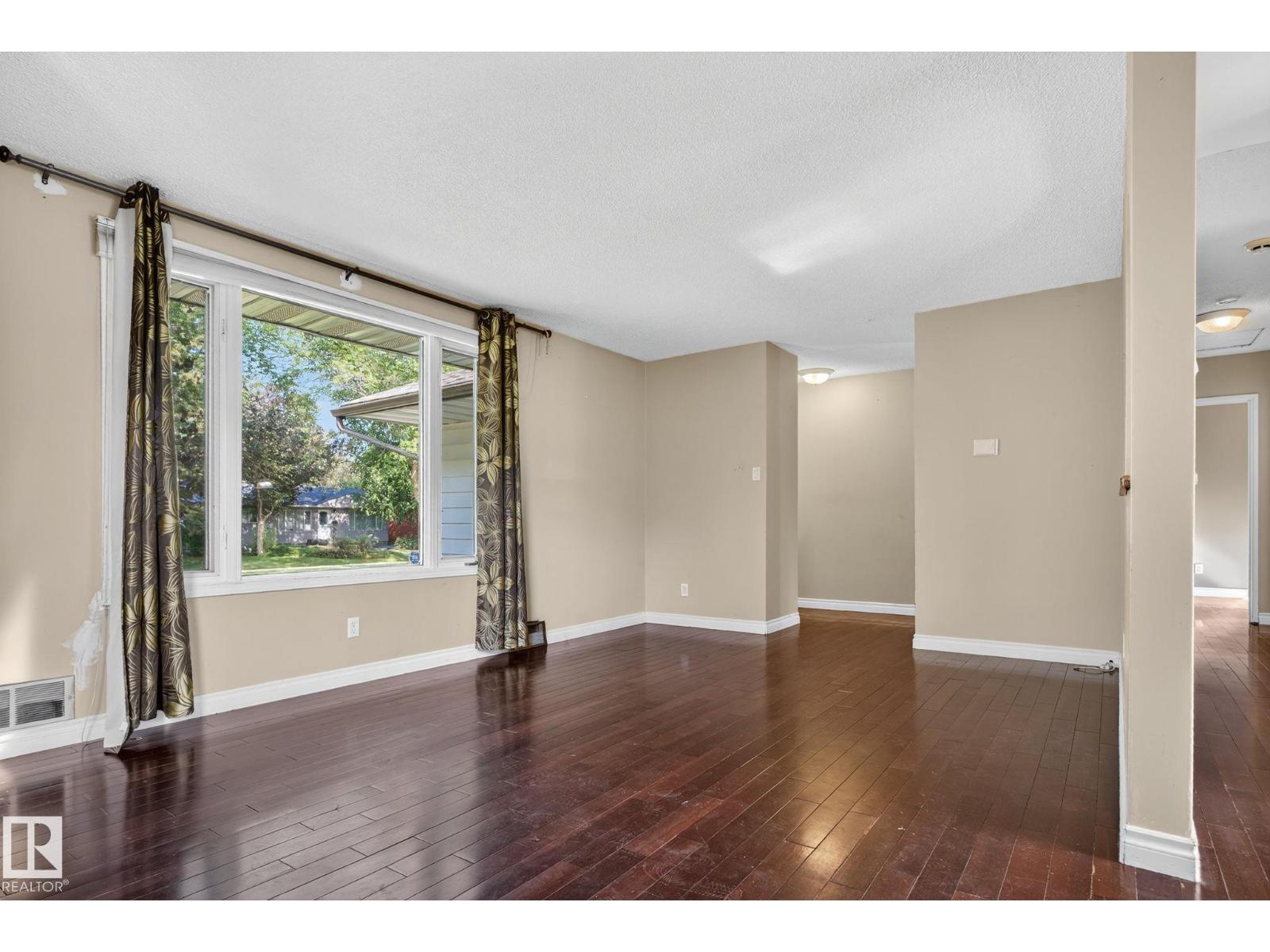 Photo 17 of 9239 148 St Nw, Edmonton AB