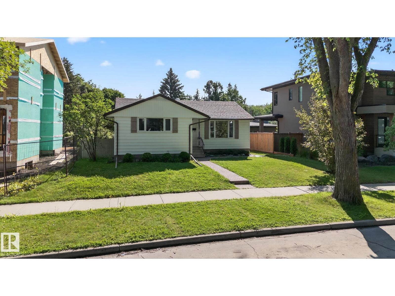 Photo 2 of 9239 148 St Nw, Edmonton AB