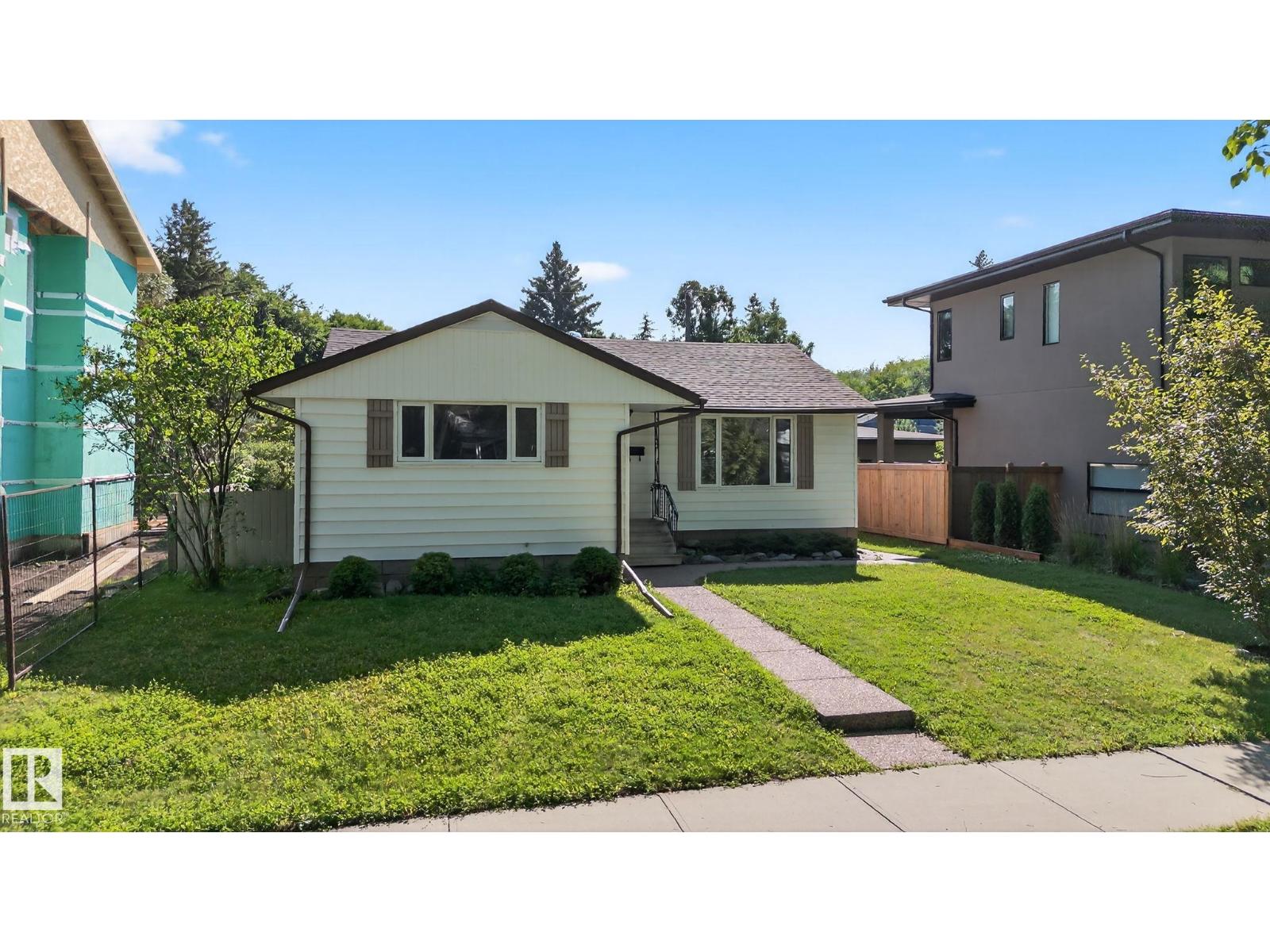Photo 3 of 9239 148 St Nw, Edmonton AB
