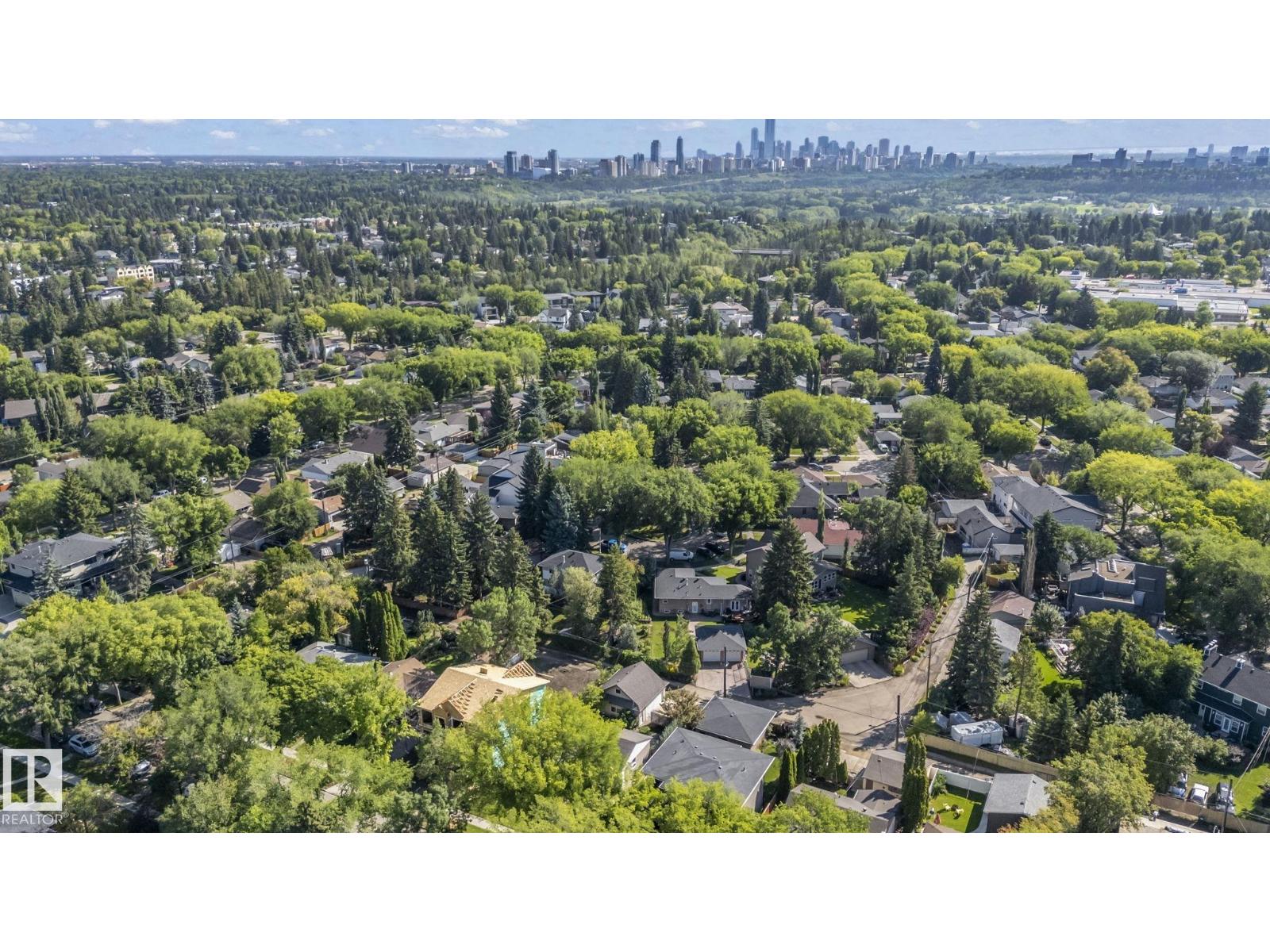 Photo 5 of 9239 148 St Nw, Edmonton AB