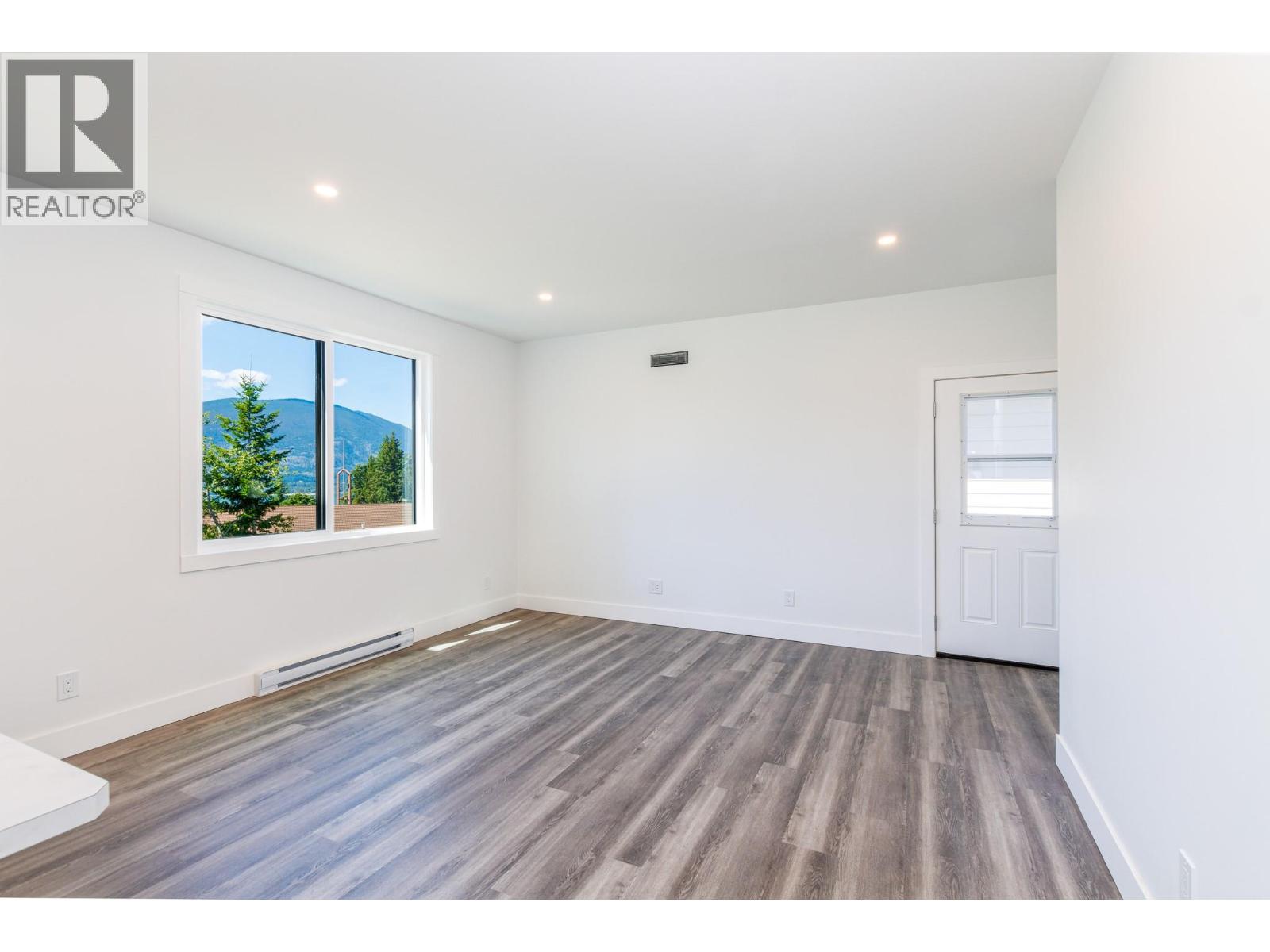 Photo 3 of 1401 21 Street Ne, Salmon Arm BC