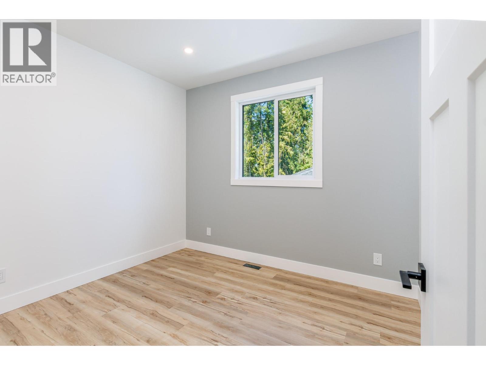 Photo 14 of 1401 21 Street Ne, Salmon Arm BC