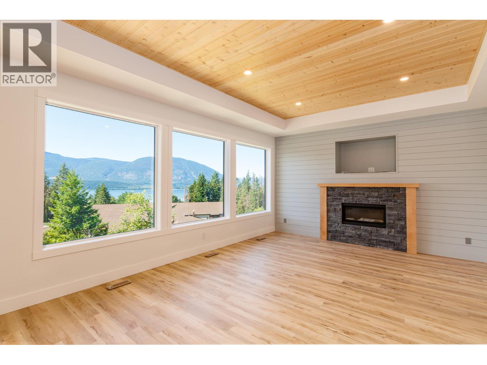 Photo 2 of 1401 21 Street Ne, Salmon Arm BC