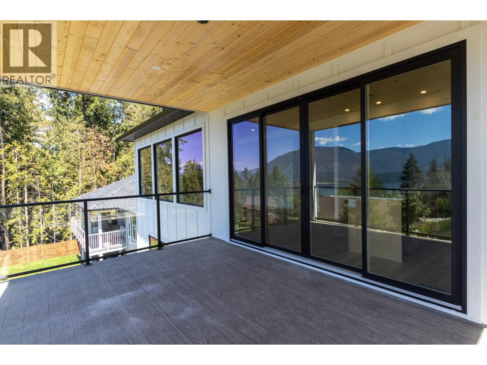 Photo 11 of 1401 21 Street Ne, Salmon Arm BC