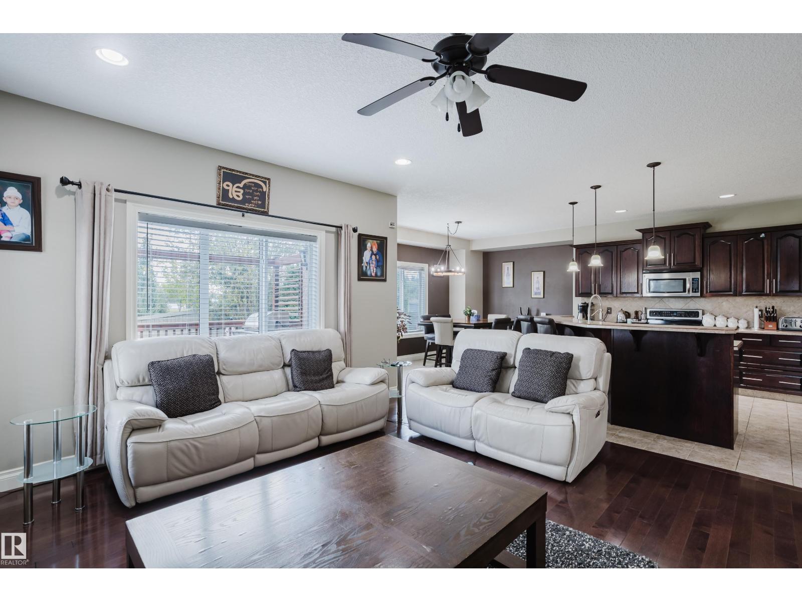 Photo 7 of 3359 18 St Nw, Edmonton AB