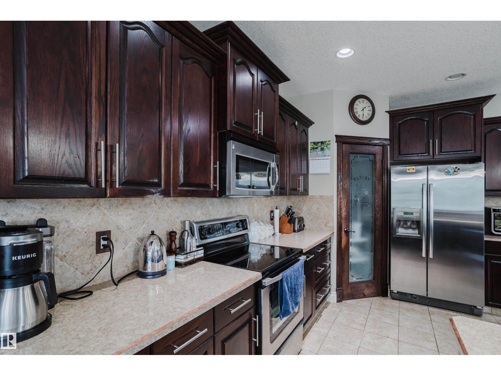 Photo 8 of 3359 18 St Nw, Edmonton AB