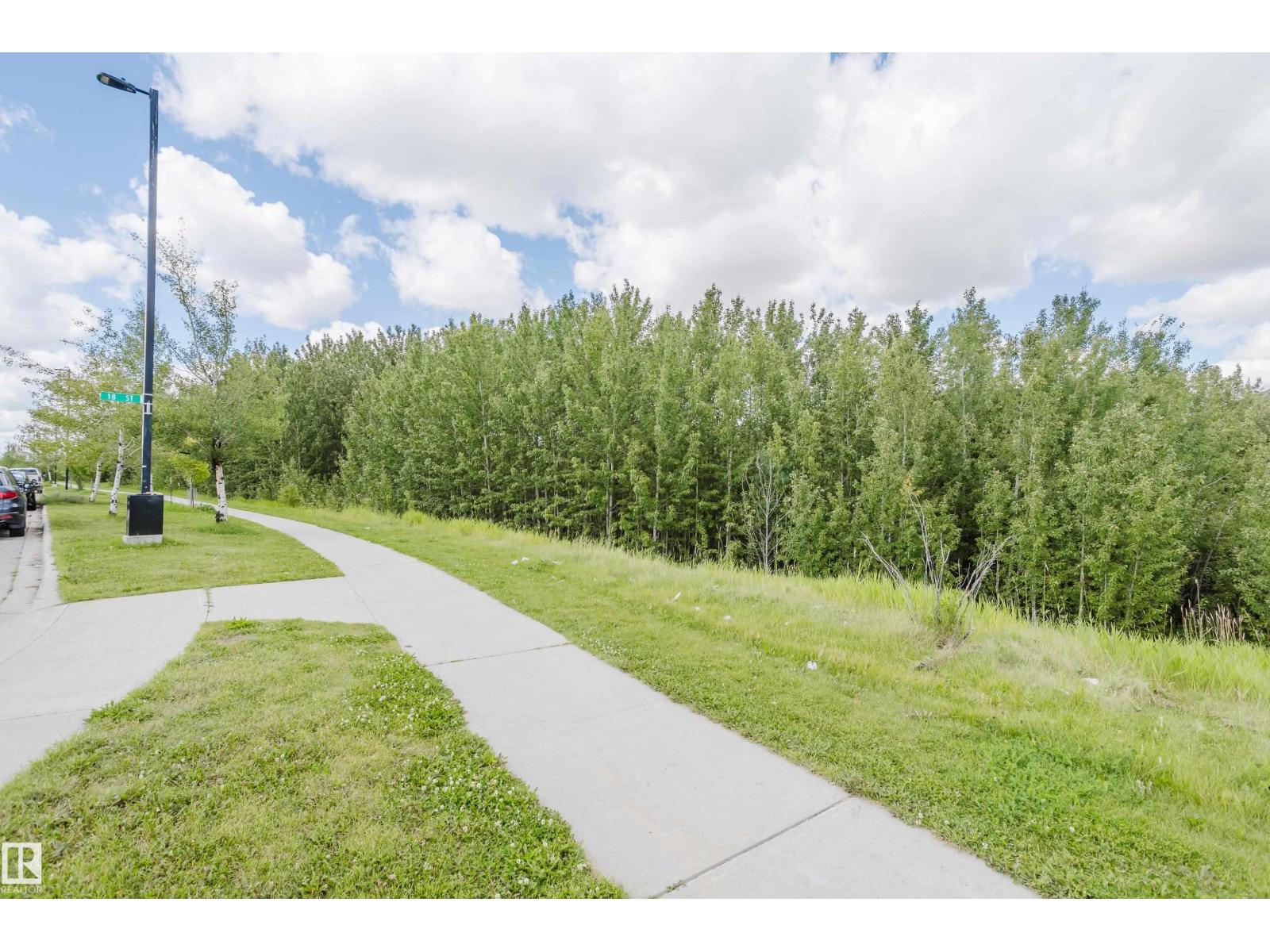 Photo 4 of 3359 18 St Nw, Edmonton AB