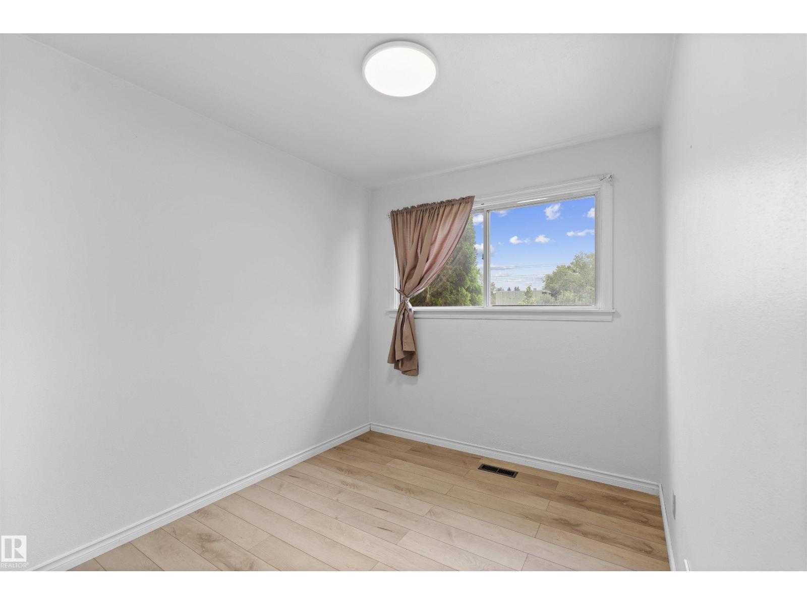 Photo 11 of 9268 85 St Nw, Edmonton AB