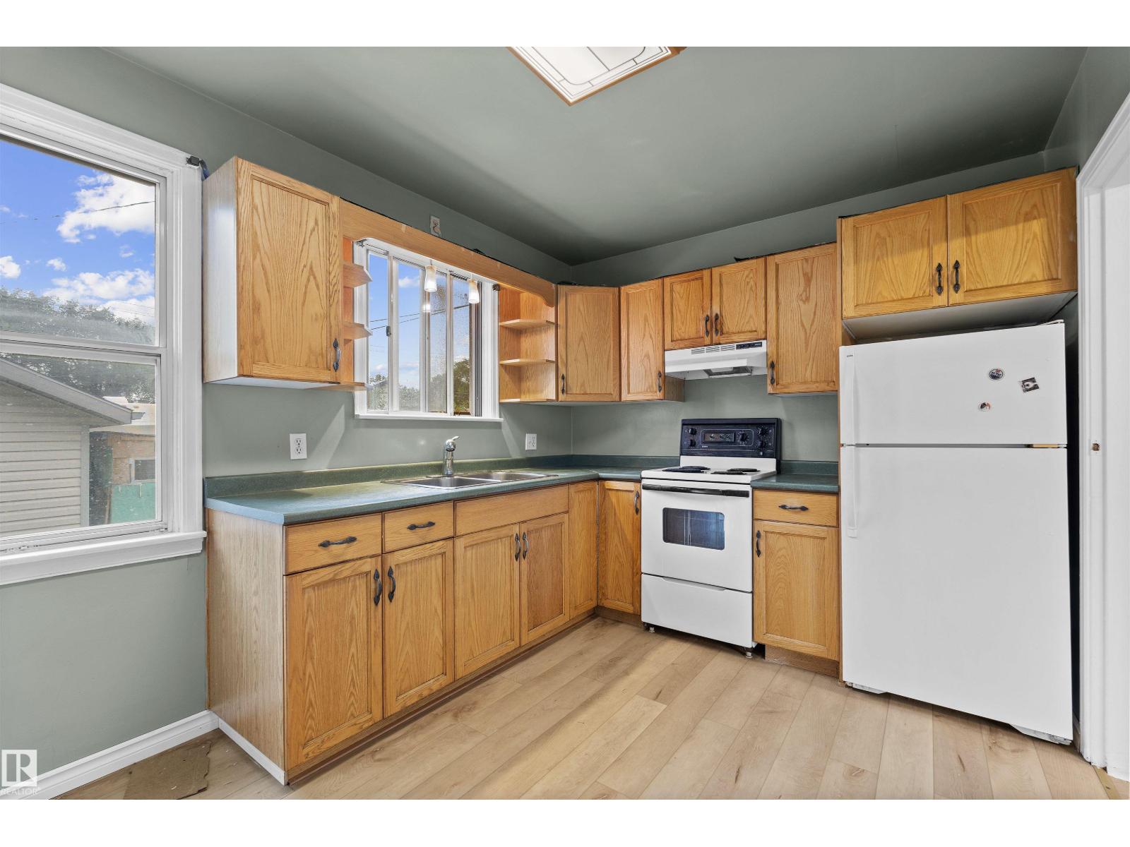 Photo 5 of 9268 85 St Nw, Edmonton AB