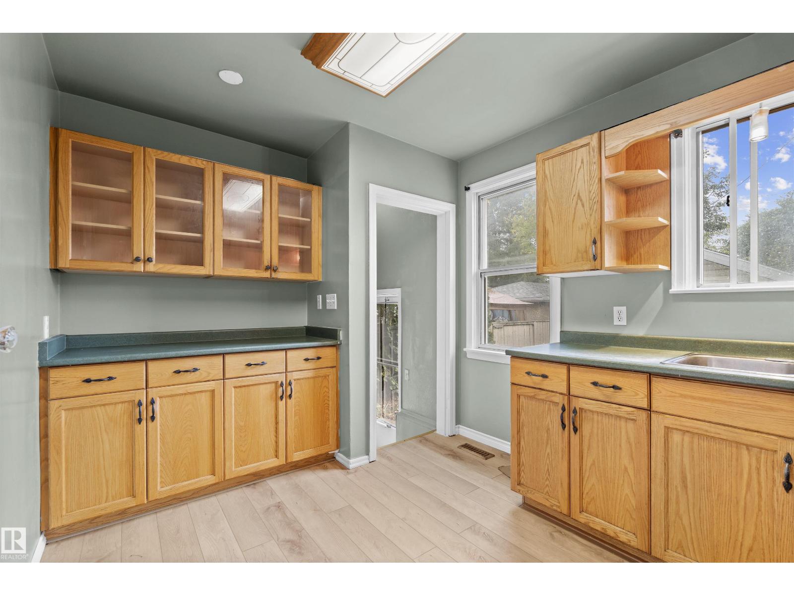 Photo 7 of 9268 85 St Nw, Edmonton AB