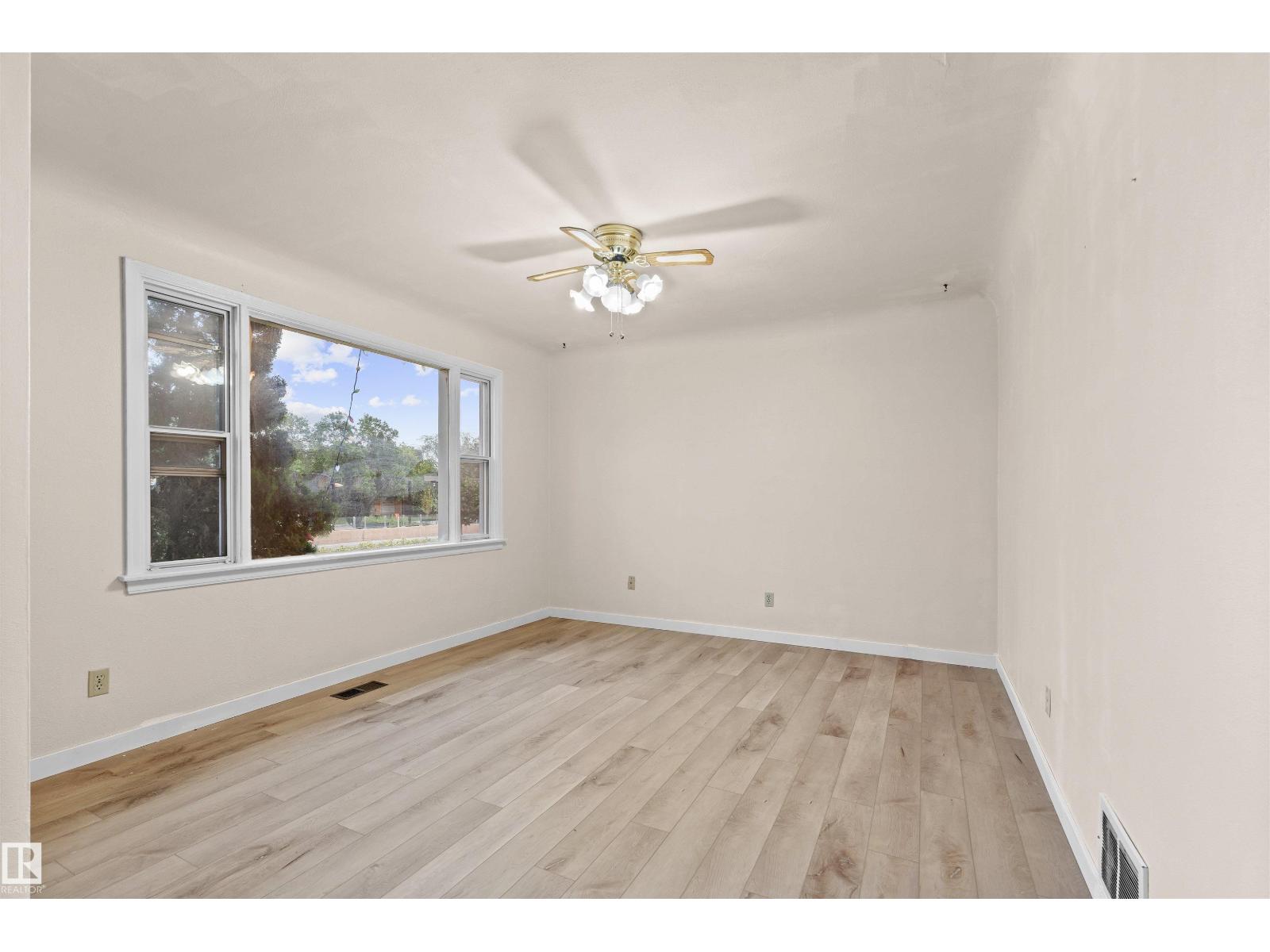 Photo 3 of 9268 85 St Nw, Edmonton AB