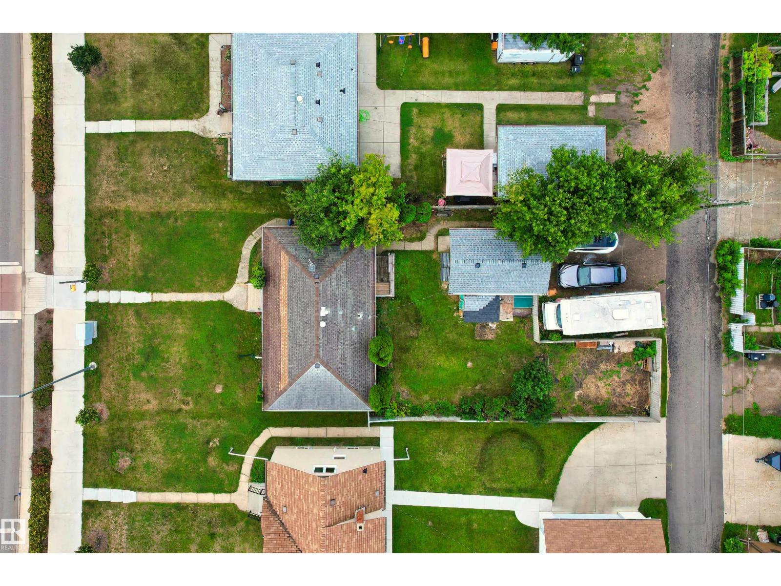 Photo 17 of 9268 85 St Nw, Edmonton AB