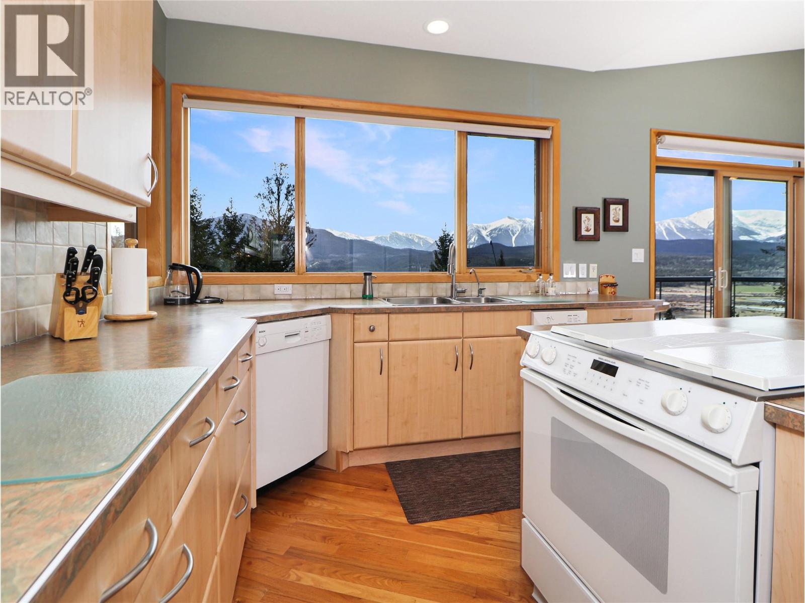 2360/2380 95 Highway, Spillimacheen