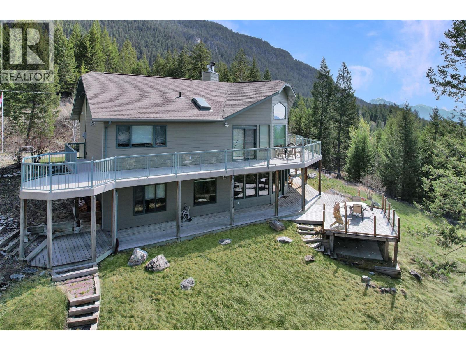 2360/2380 95 Highway, Spillimacheen