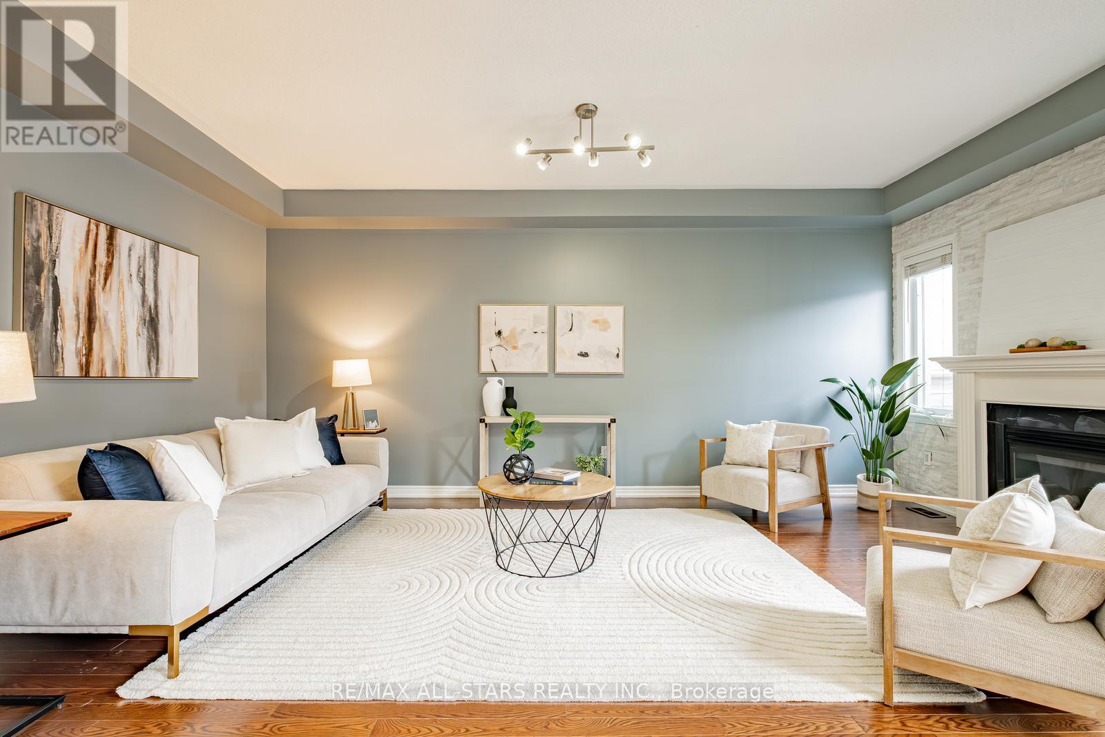 Photo 2 of 225 Delbert Circle, Whitchurchstouffville ON