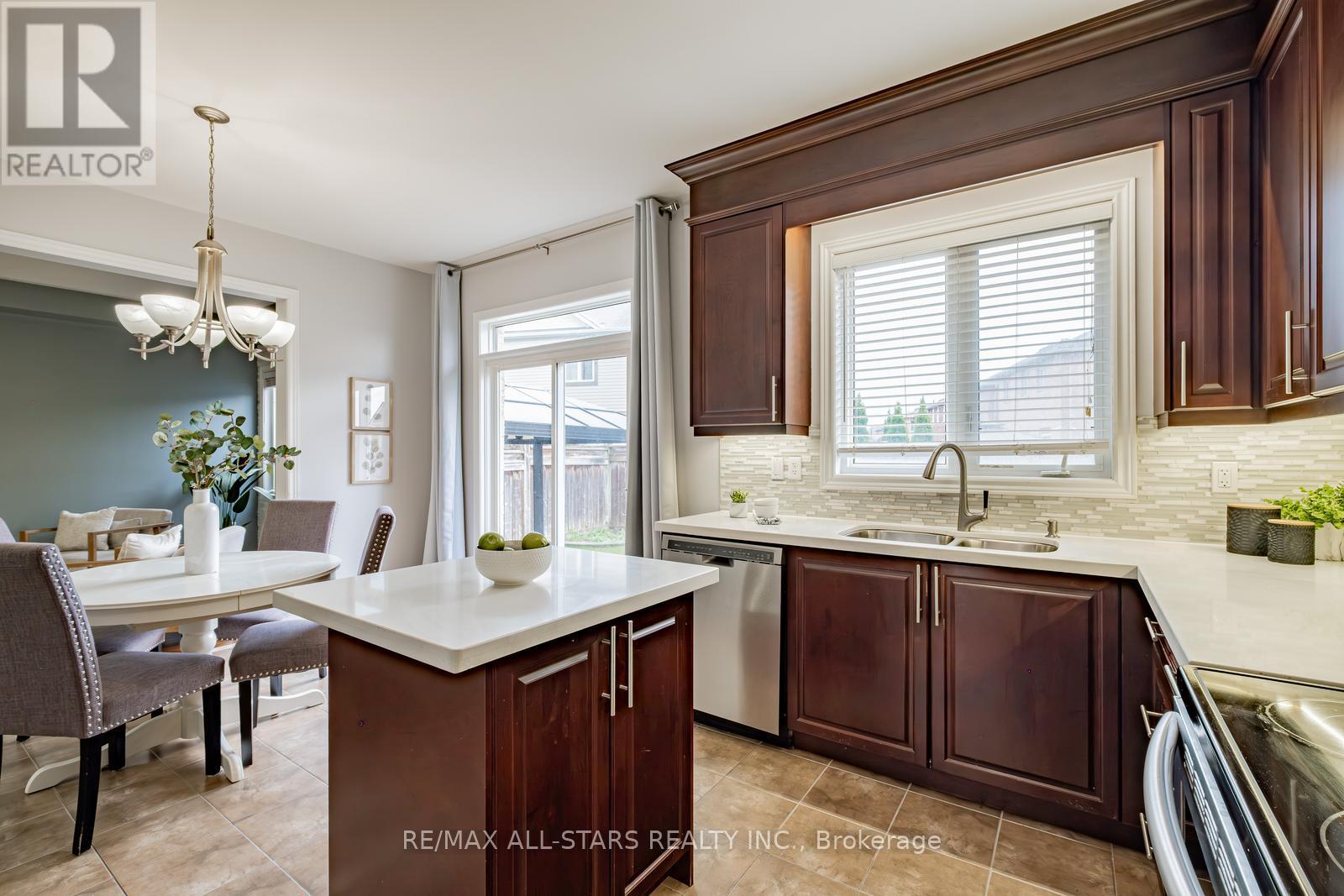 Photo 30 of 225 Delbert Circle, Whitchurchstouffville ON