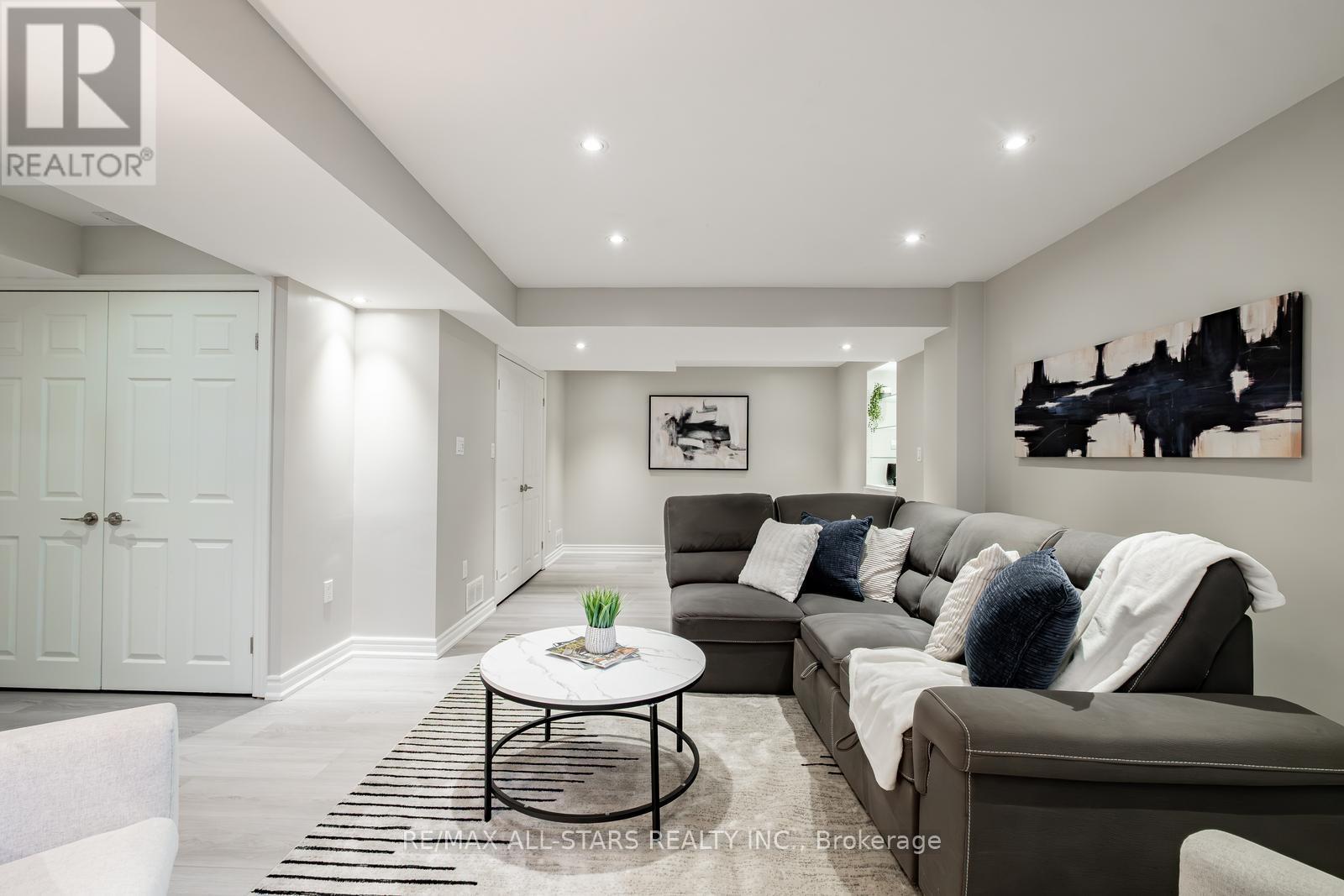 Photo 15 of 225 Delbert Circle, Whitchurchstouffville ON