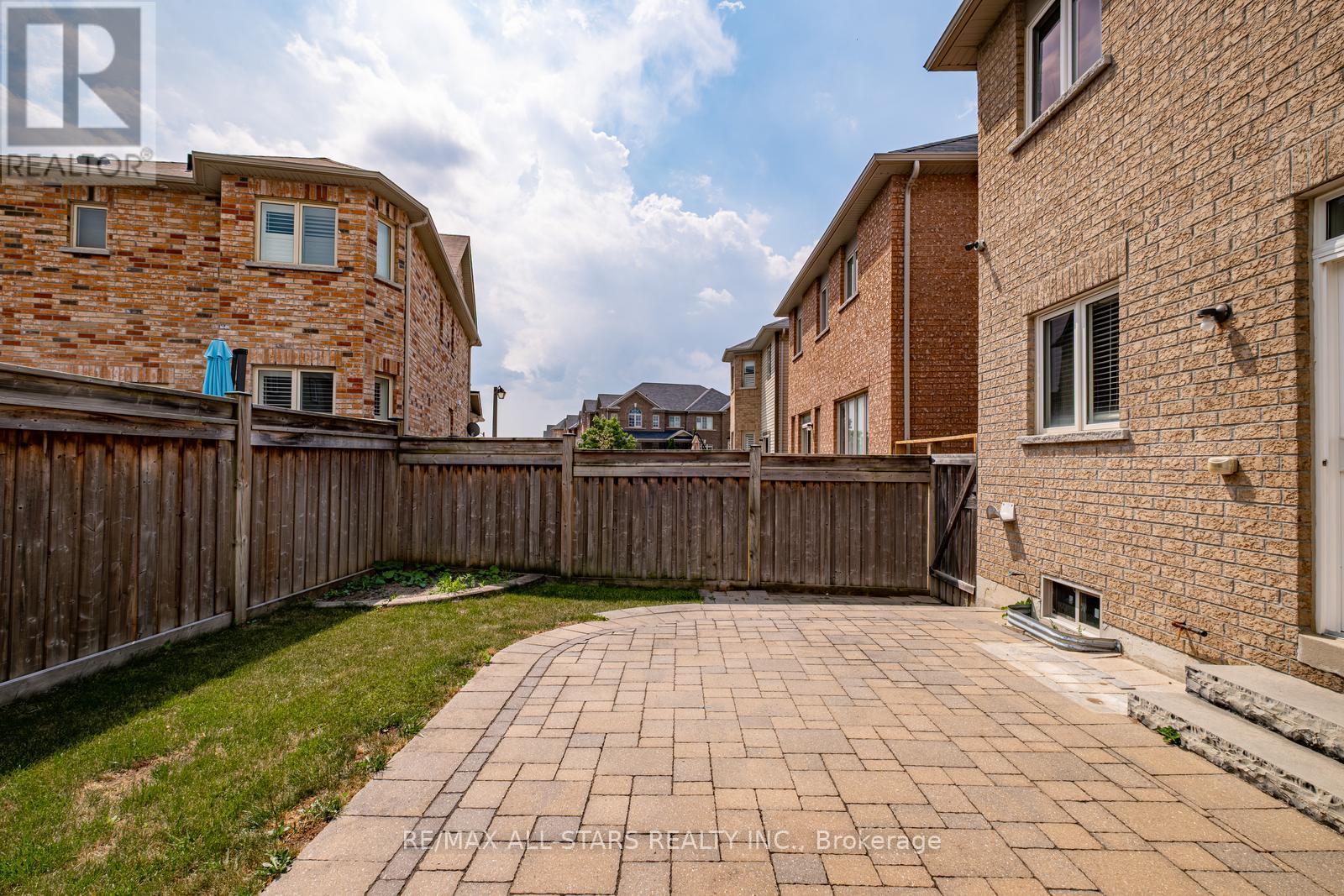 Photo 5 of 225 Delbert Circle, Whitchurchstouffville ON