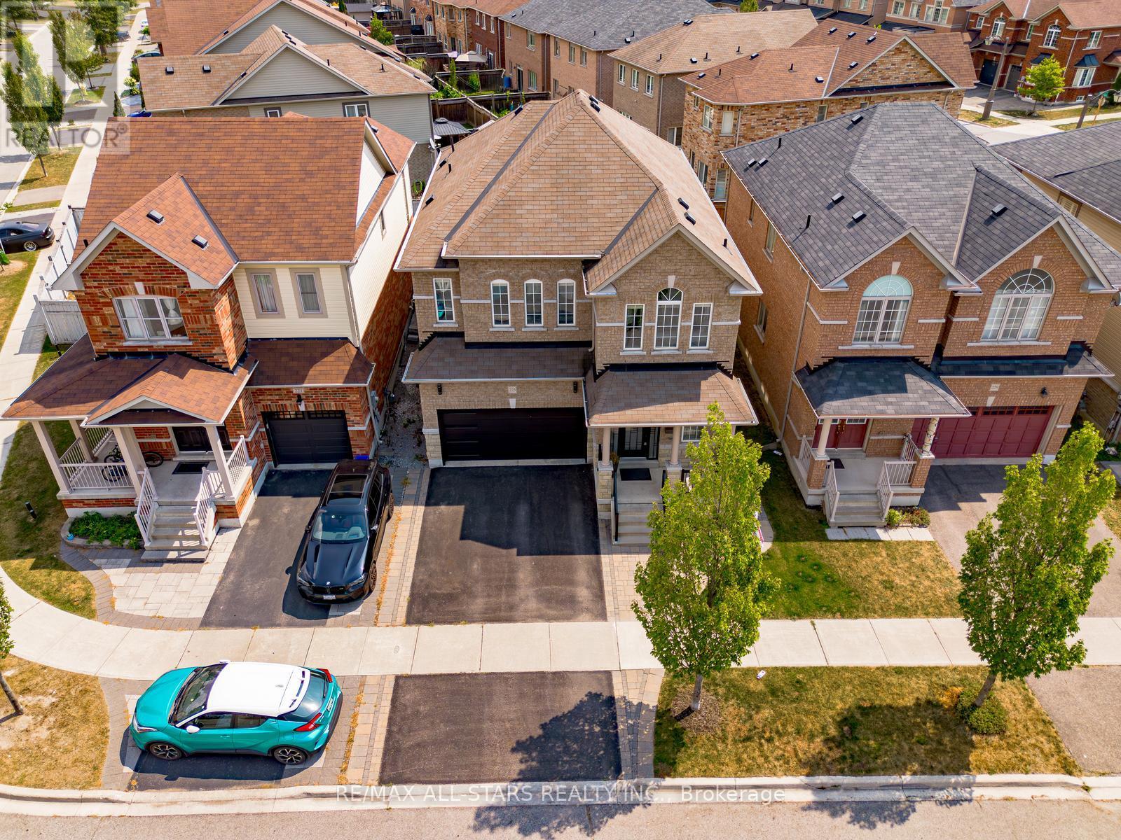 Photo 40 of 225 Delbert Circle, Whitchurchstouffville ON