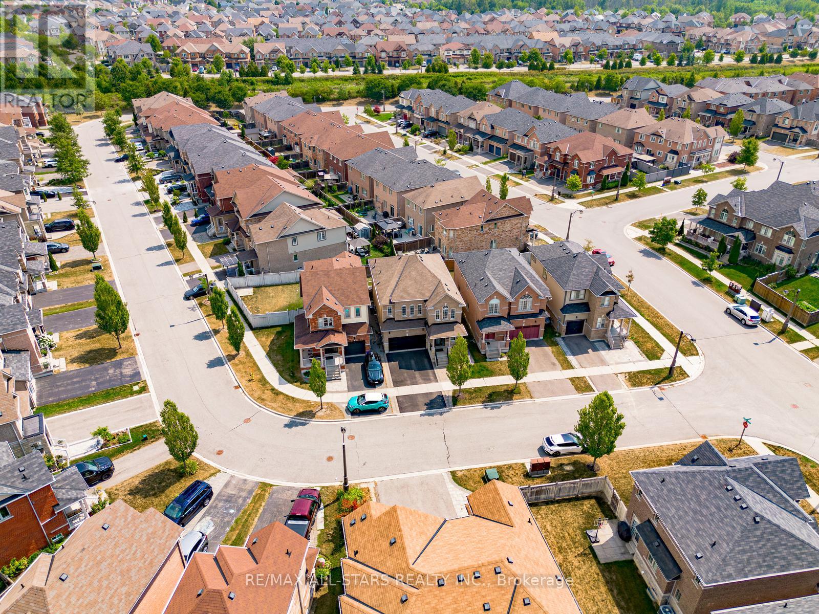 Photo 32 of 225 Delbert Circle, Whitchurchstouffville ON